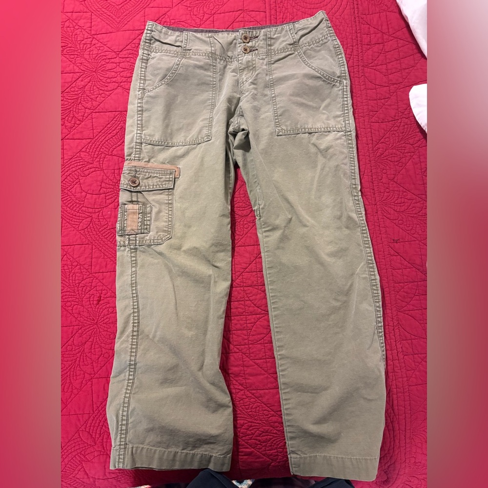 Women’s Casual Cargo Capri Pants - Greenish Tan